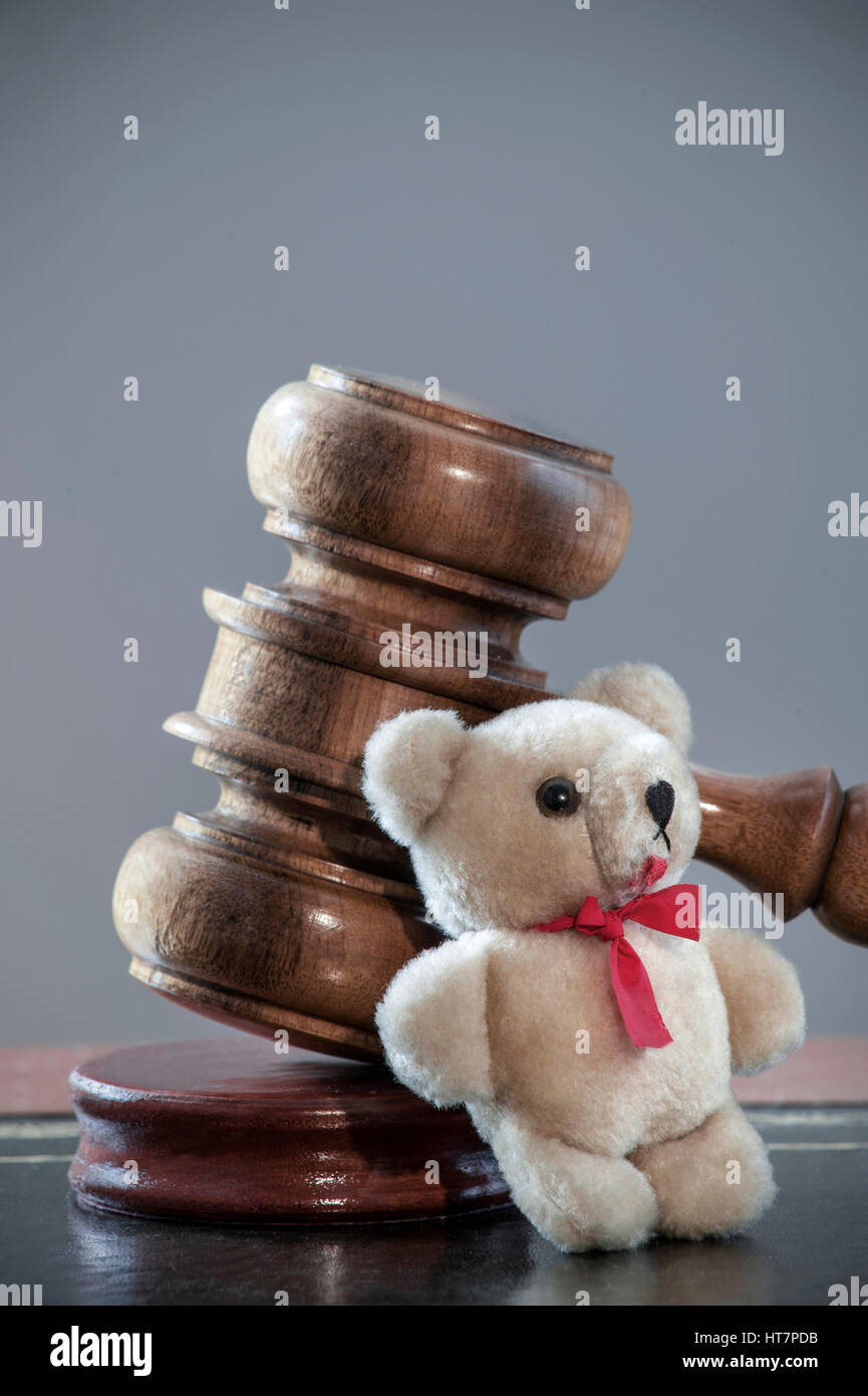 Juges Gavel droits de l'enfant droit de garde divorce abus de confiance concept juridique sur le bureau avec le petit ours en peluche de l'enfant appuyé contre dans l'environnement du tribunal Banque D'Images