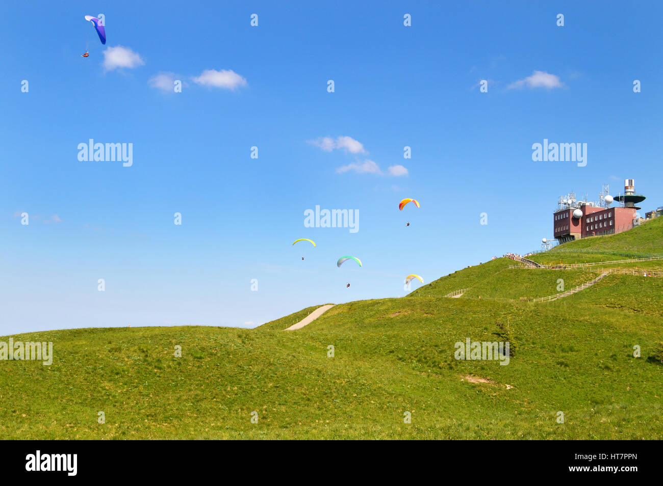 Parapante et station météo au sommet du Puy de Dôme, volcan en Auvergne, France Photo Stock Alamy
