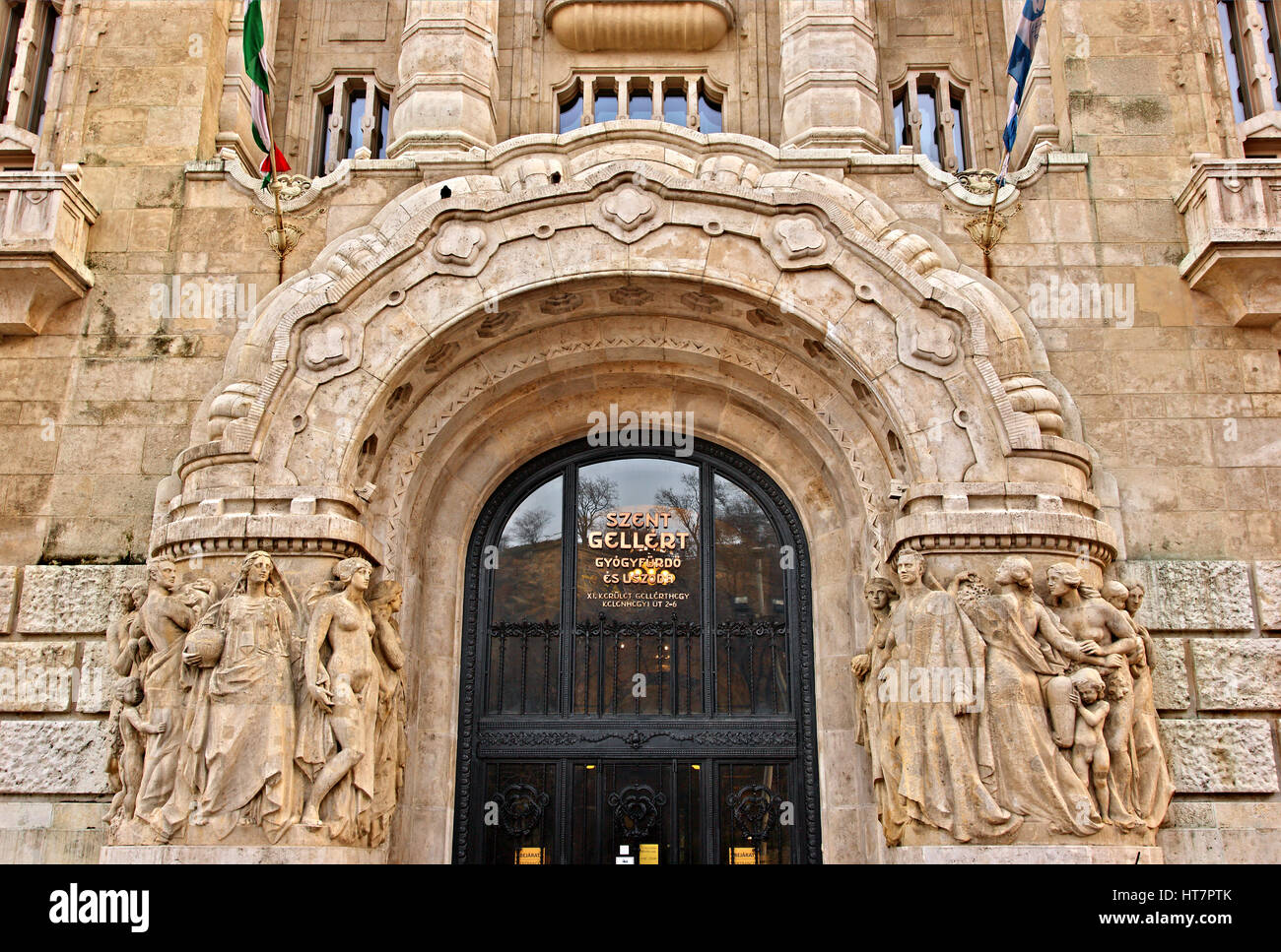 L'entrée des célèbres thermes de Gellért, partie de l'hôtel Gellért, Buda, Budapest, Hongrie Banque D'Images