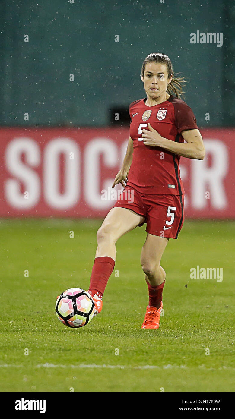 Washington, USA. 7 mars, 2017. United States Women's National Team Defender Kelley O'Hara pendant un match de foot dans le cadre de la Cup 2017 SheBelieve entre les États-Unis et la France au RFK Stadium de Washington DC. La France bat les États-Unis, 3-0, pour remporter la Coupe du SheBelieve. Credit : Cal Sport Media/Alamy Live News Banque D'Images