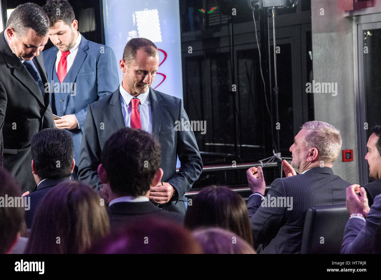 Gibraltar - 7 mars -Gary Evans reçoit le deuxième prix spécial de la de John Shephard Jnr. Gary Evans courir le Marathon des Sables. Le GBC Sports Awards 2016, tenue à Brunos à Ocean Village et diffusée en direct de larmes et de joie. Le gagnant de l'individu est Joelle Moreno qui a excellé dans trois sports Basket-ball, le netball et le football. L'ensemble de ce qu'elle a joué pour l'équipe nationale. Crédit : Stephen Ignacio/Alamy Live News Banque D'Images