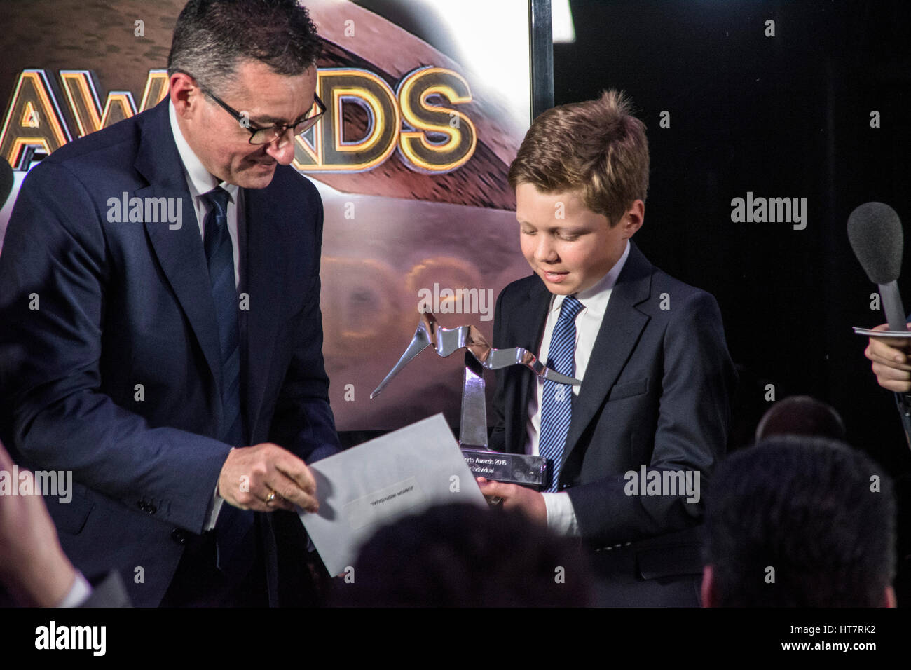 Gibraltar - 7 mars - Les jeunes Sebastian Desoisa reçoit le jeune sportif de l'année de la GBC chef Gerard Teuma. Le GBC Sports Awards 2016, tenue à Brunos à Ocean Village et diffusée en direct de larmes et de joie. Le gagnant de l'individu est Joelle Moreno qui a excellé dans trois sports Basket-ball, le netball et le football. L'ensemble de ce qu'elle a joué pour l'équipe nationale. Crédit : Stephen Ignacio/Alamy Live News Banque D'Images