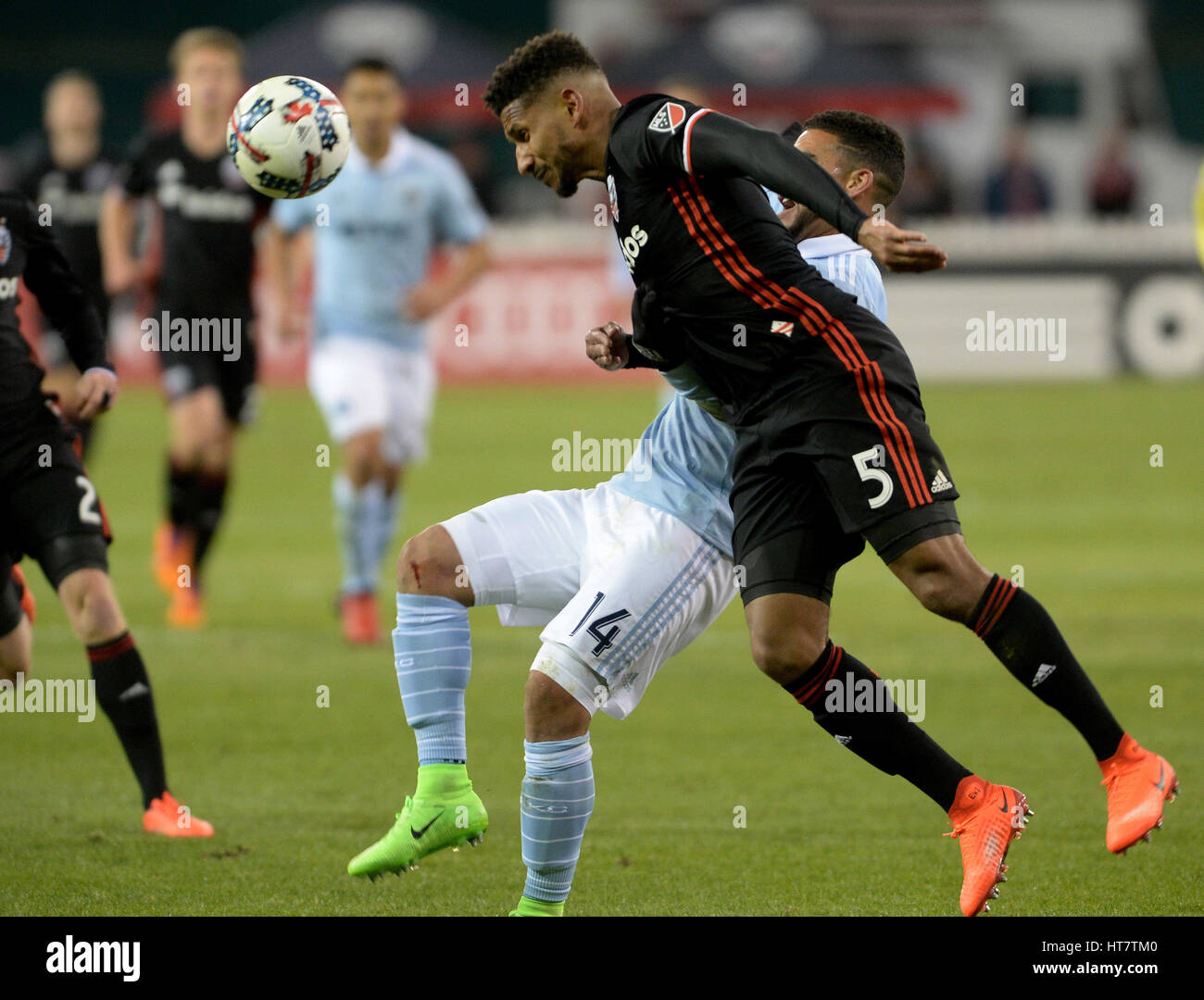 4 mars 2017 - Washington, DC, USA - 20170304 - D.C. United defender SEAN FRANKLIN (5) chefs la balle loin de Sporting Kansas City en avant DOM DWYER (14) dans la deuxième moitié du Stade RFK à Washington. (Crédit Image : © Chuck Myers via Zuma sur le fil) Banque D'Images