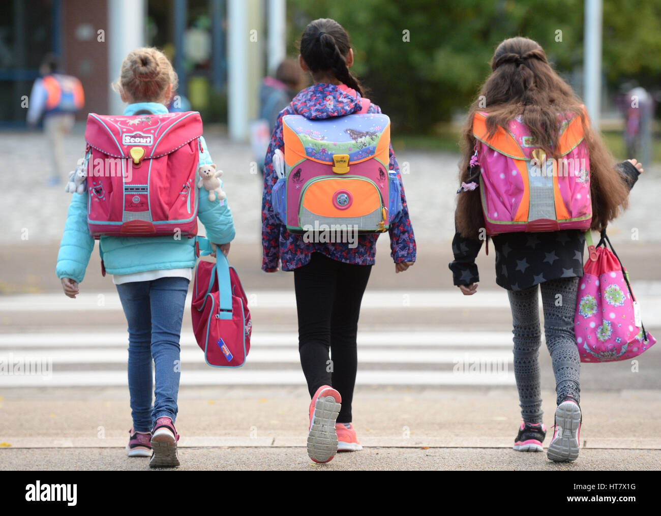 ARCHIV - Drei Schülerinnen laufen am 14.09.2015 in Freiburg (Bade-Wurtemberg) mit ihren Schulranzen zur Schule. (Zu dpa "RMV-Aufsichtsrat berät über Schülerticket" vom 08.03.2017) Photo : Patrick Seeger/dpa  + + +(c) afp - Bildfunk + + + Banque D'Images