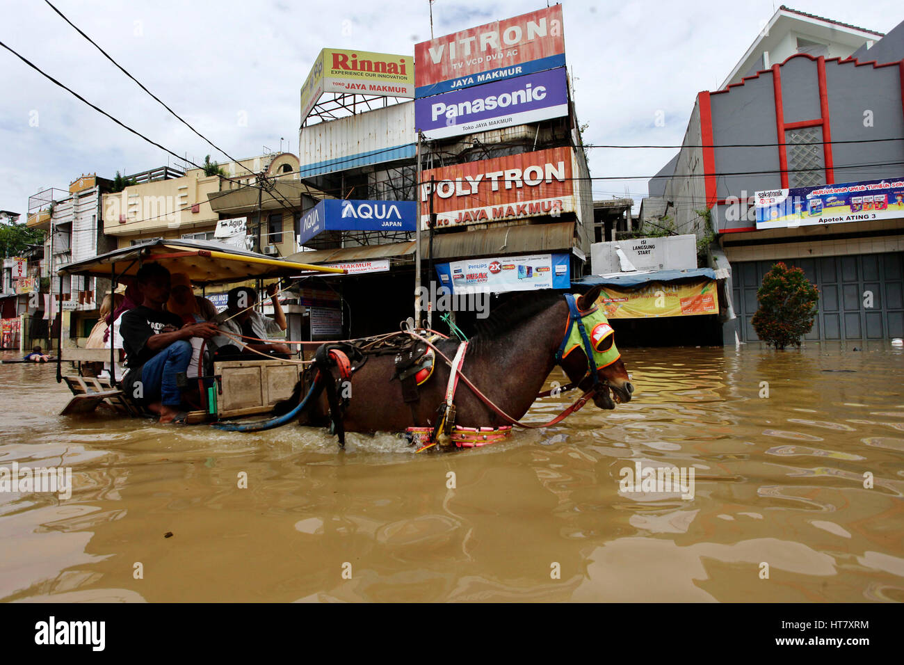 Bandung, Indonésie. Mar 8, 2017. Les gens monter un cheval panier grâce à l'eau d'inondation dans la région de Bandung, Indonésie, le 8 mars 2017. Pendant la saison des pluies, Bandung est souvent touché par des précipitations intensives. Credit : Banyu Biru/Xinhua/Alamy Live News Banque D'Images