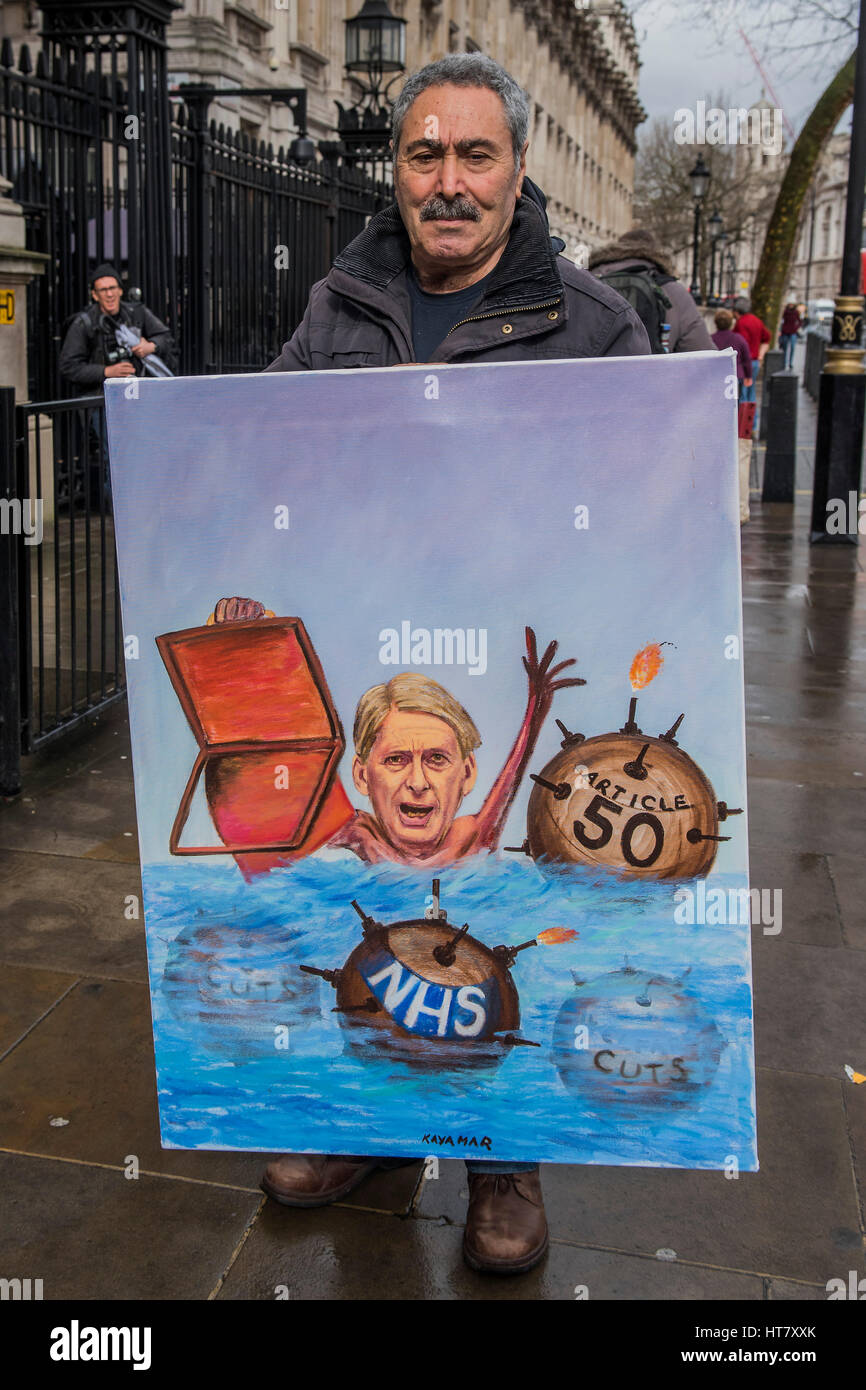 Londres, Royaume-Uni. 8 mars 2017. Un artiste de protestation Kayar Mar avec sa dernière peinture satirique de Hammond qui luttent pour rester à flot dans des eaux dangereuses - jour du budget à Westminster - Londres 08 Mar 2017. Crédit : Guy Bell/Alamy Live News Banque D'Images