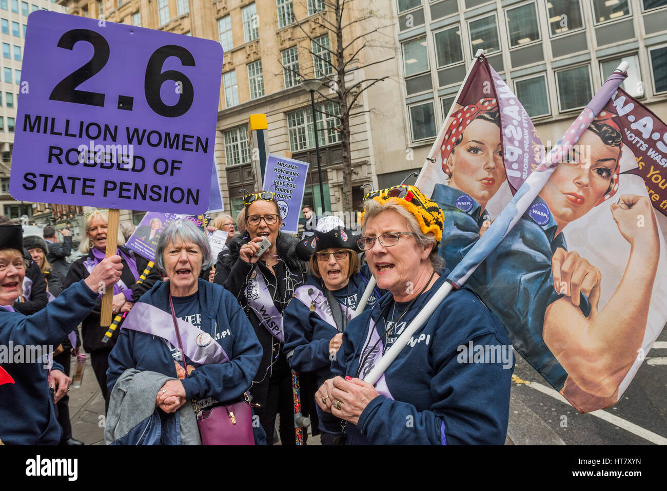 Londres, Royaume-Uni. 8 mars 2017. Les femmes de la pension d'état d'inégalité (WASPI) se réunissent à Westminster pour protester au sujet d'être 'volés' de leurs pensions - jour du budget à Westminster - Londres 08 Mar 2017. Crédit : Guy Bell/Alamy Live News Banque D'Images