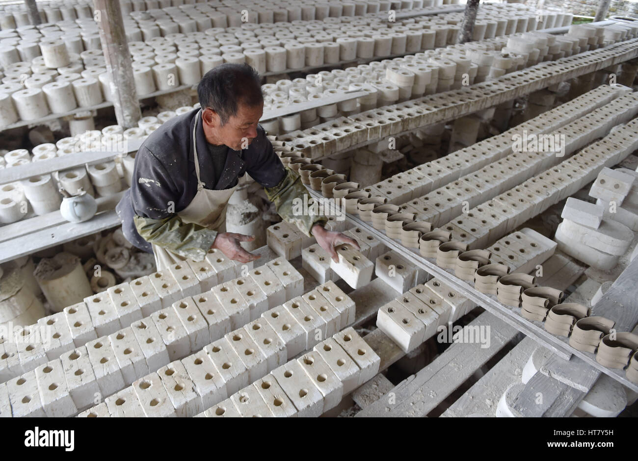 Dehua. 5e Mar, 2016. Un artisan devient semi théière porcelaine poignées de moules au four en Yueji Dehua Comté de la province de Fujian en Chine du sud-est, le 5 mars 2016. Yueji four a une histoire de plus de 400 ans. Dehua est célèbre pour son industrie de porcelaine, en particulier sa délicate porcelaine céramique. Credit : Chanson Weiwei/Xinhua/Alamy Live News Banque D'Images