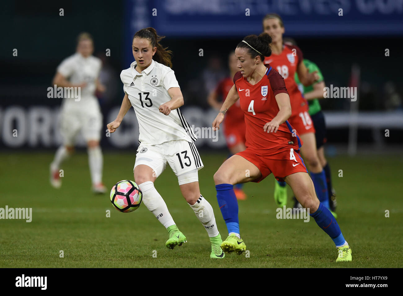 Washington DC, USA. 07Th Mar, 2017. Lucy l'Angleterre (4 bronze) Babritz allemand batailles defender Sara (13) pendant le match entre l'équipe nationale féminine de l'Allemagne et l'Angleterre à l'SheBelieves RFK Stadium à coupe à Washington DC. L'Allemagne a remporté le match 1-0. John Middlebrook/CSM/Alamy Live News Banque D'Images