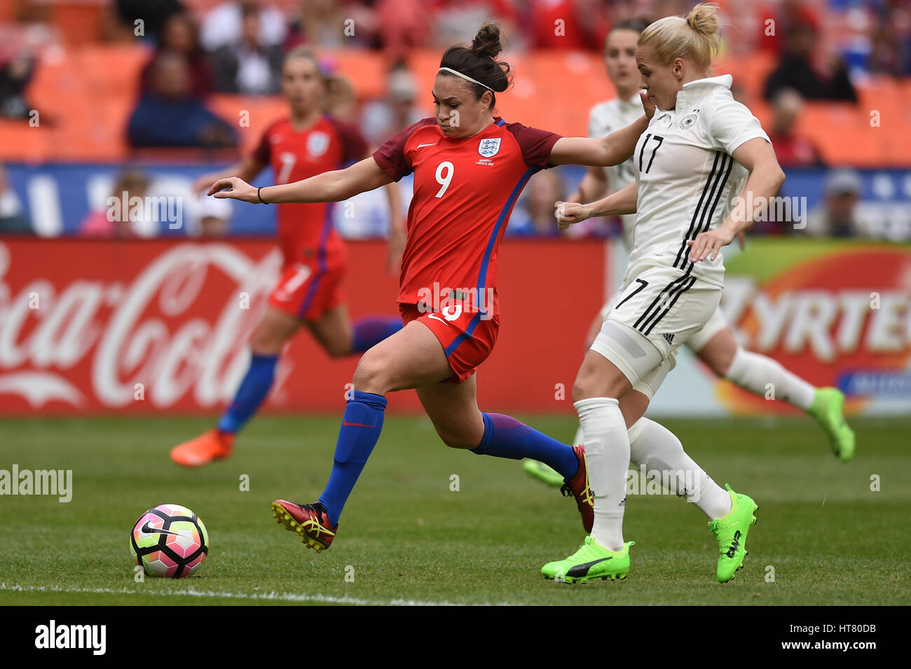 Washington DC, USA. 07Th Mar, 2017. L'Angleterre Jodie Taylor (9) bat les défenseurs allemands pour le ballon pendant le match entre l'équipe nationale féminine de l'Allemagne et l'Angleterre à l'SheBelieves RFK Stadium à coupe à Washington DC. L'Allemagne a remporté le match 1-0. John Middlebrook/CSM/Alamy Live News Banque D'Images