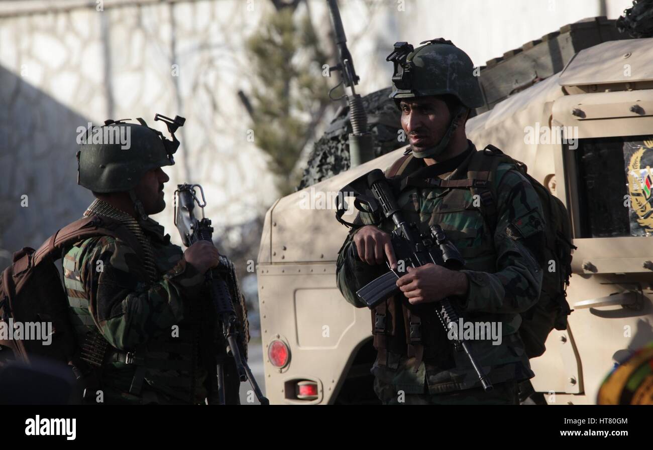 Kaboul, Afghanistan. Mar 8, 2017. Les membres des forces de sécurité afghanes sont sur le site d'une attaque à Kaboul, Afghanistan, 8 mars 2017. Le nombre de morts est passé à 30 et plus de 50 autres blessés dans une attaque terroriste contre un hôpital militaire de la capitale de l'Afghanistan de Kaboul, pour lesquels l'Etat islamique (EST) outfit a revendiqué la responsabilité, le ministère de la Défense a déclaré mercredi. Credit : Rahmat Alizadah/Xinhua/Alamy Live News Banque D'Images