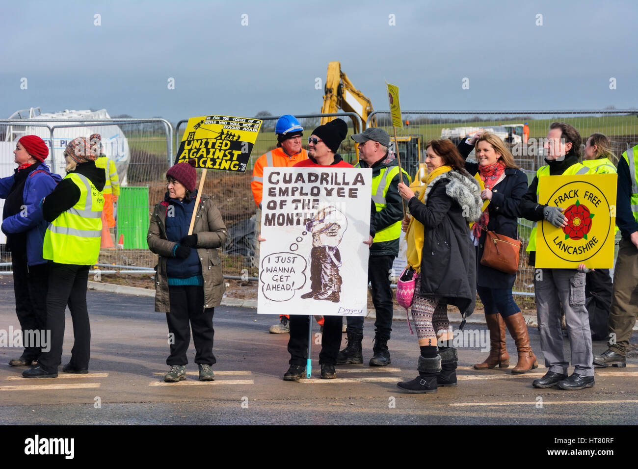 Peu d'Hôtel Lutetia, Blackpool, Royaume-Uni. 8 mars 2017. Plus de 200 manifestants anti-fracking réunis au site d'exploration du gaz de schiste Cuadrilla sur Preston New Road Manchester aujourd'hui après la Haute cour a accordé le renouvellement de leur précédente injonction qui a expiré. Les manifestants se sont réunis après de récentes vidéos surfacés sur Facebook de l'agressivité de la police. Une vidéo montre un policier en poussant une vieille dame au sol. Un groupe de manifestants a joué de la batterie à l'entrée du site. Les livraisons vers le site semblent avoir été arrêtée aujourd'hui. Crédit : Dave Ellison/Alamy Live News Banque D'Images