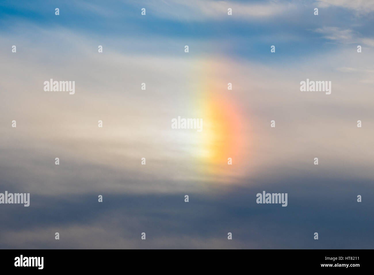 Aberystwyth au Pays de Galles, Royaume-Uni 08 mars 2017 Royaume-Uni temps ; un chien 'sun' rainbow apparaît dans le ciel au crépuscule à Aberystwyth, sur la côte ouest du pays de Galles au Royaume-Uni. Un chien sun ou parhelion phénomène atmosphérique et est constitué d'un point lumineux à gauche et/ou droit du Soleil. Ils se produisent souvent par paires, une de chaque côté du soleil. Crédit photo : Keith Morris/Alamy Live News Banque D'Images