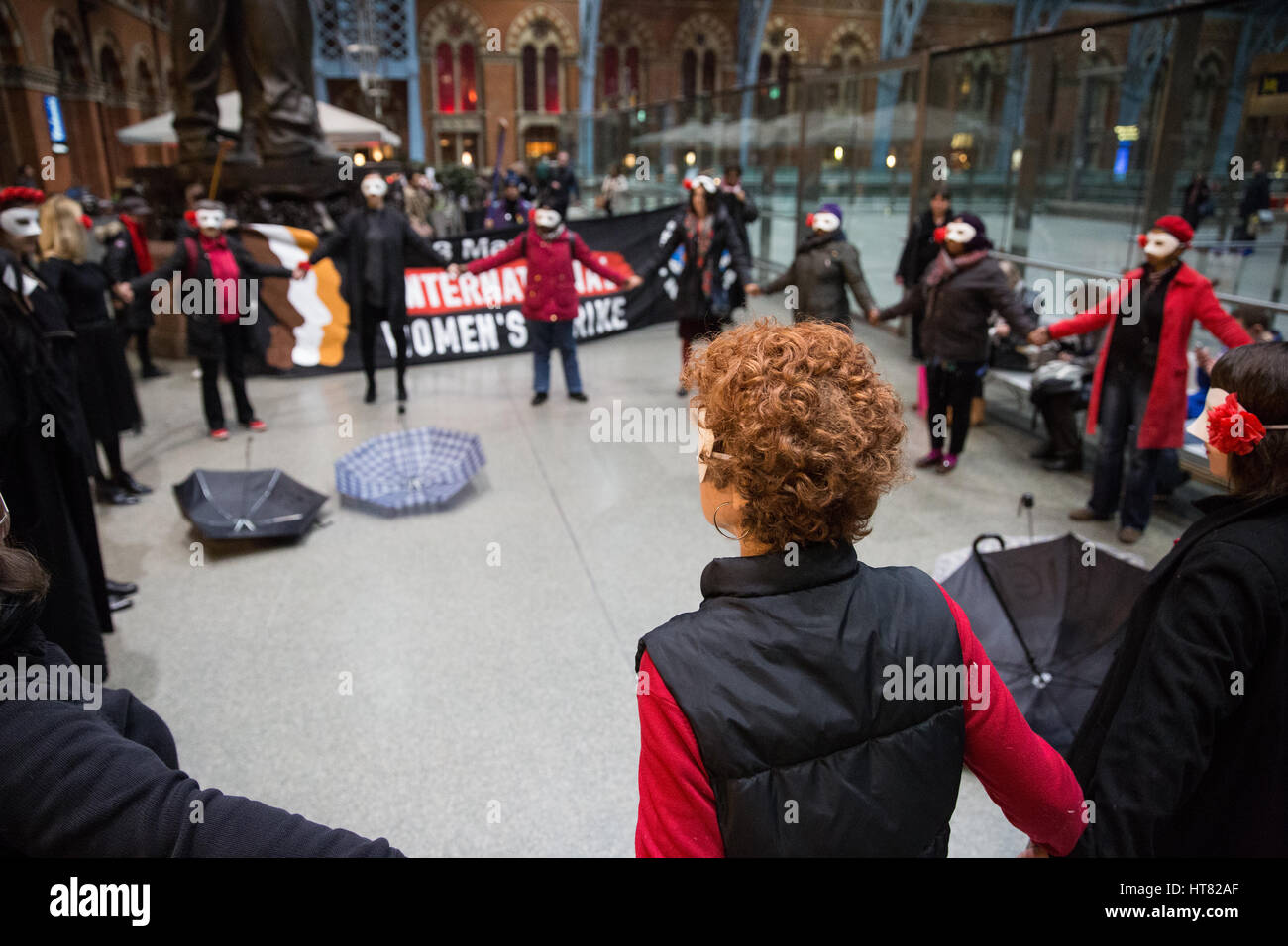 Londres, Royaume-Uni. 8 mars, 2017. Les femmes de Grève mondiale des femmes, la grève des femmes UK et les féministes polonaises aux performances l'art à St Pancras pour coïncider avec la Journée internationale de la femme et de l'International la grève des femmes. Credit : Mark Kerrison/Alamy Live News Banque D'Images