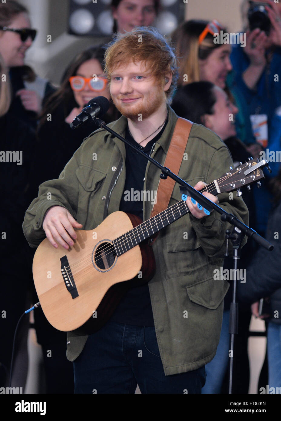 New York, USA. 8 mars 2017. Ed Sheeran joue sur NBC's "Aujourd'hui" du Rockefeller Plaza le 8 mars 2017 à New York. Crédit : Erik Pendzich/Alamy Live News Banque D'Images