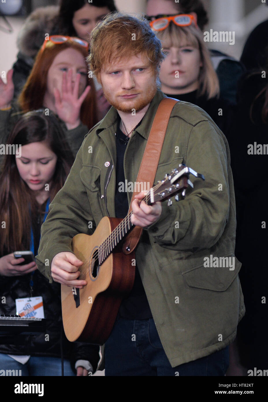 New York, USA. 8 mars 2017. Ed Sheeran joue sur NBC's "Aujourd'hui" du Rockefeller Plaza le 8 mars 2017 à New York. Crédit : Erik Pendzich/Alamy Live News Banque D'Images