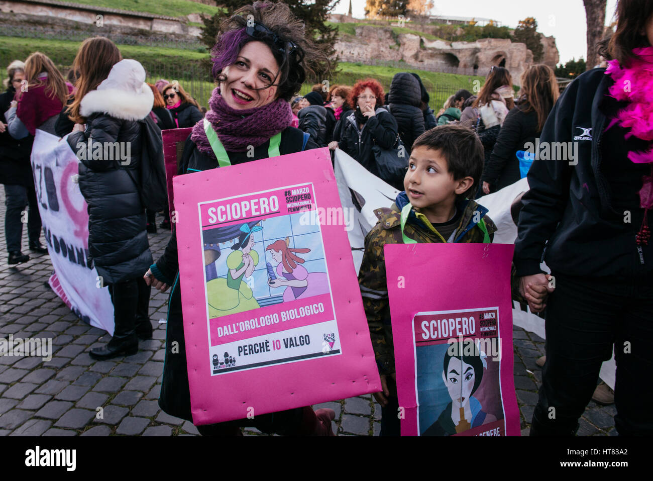 Rome, Italie. 05Th Mar, 2017. Une femme portant un signe s'occupe à la célébration de la Journée de la femme à Rome, Italie. Dans le monde entier la Journée internationale de la femme est célébrée avec de nombreux événements. Credit : Jacopo Landi/éveil/Alamy Live News Banque D'Images