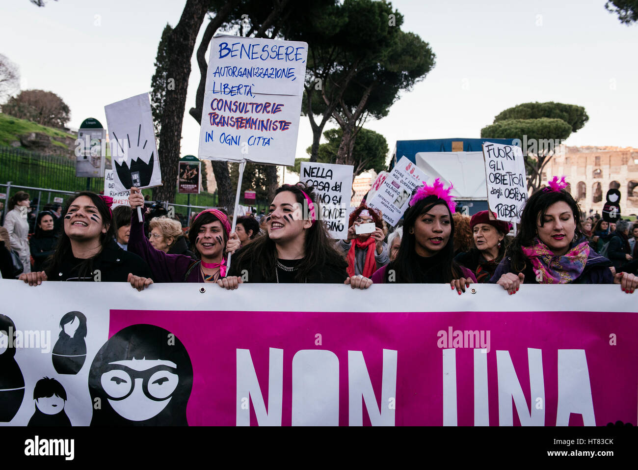 Rome, Italie. 05Th Mar, 2017. La femme s'occupe à la célébration de la Journée de la femme à Rome, Italie. Dans le monde entier la Journée internationale de la femme est célébrée avec de nombreux événements. Credit : Jacopo Landi/éveil/Alamy Live News Banque D'Images