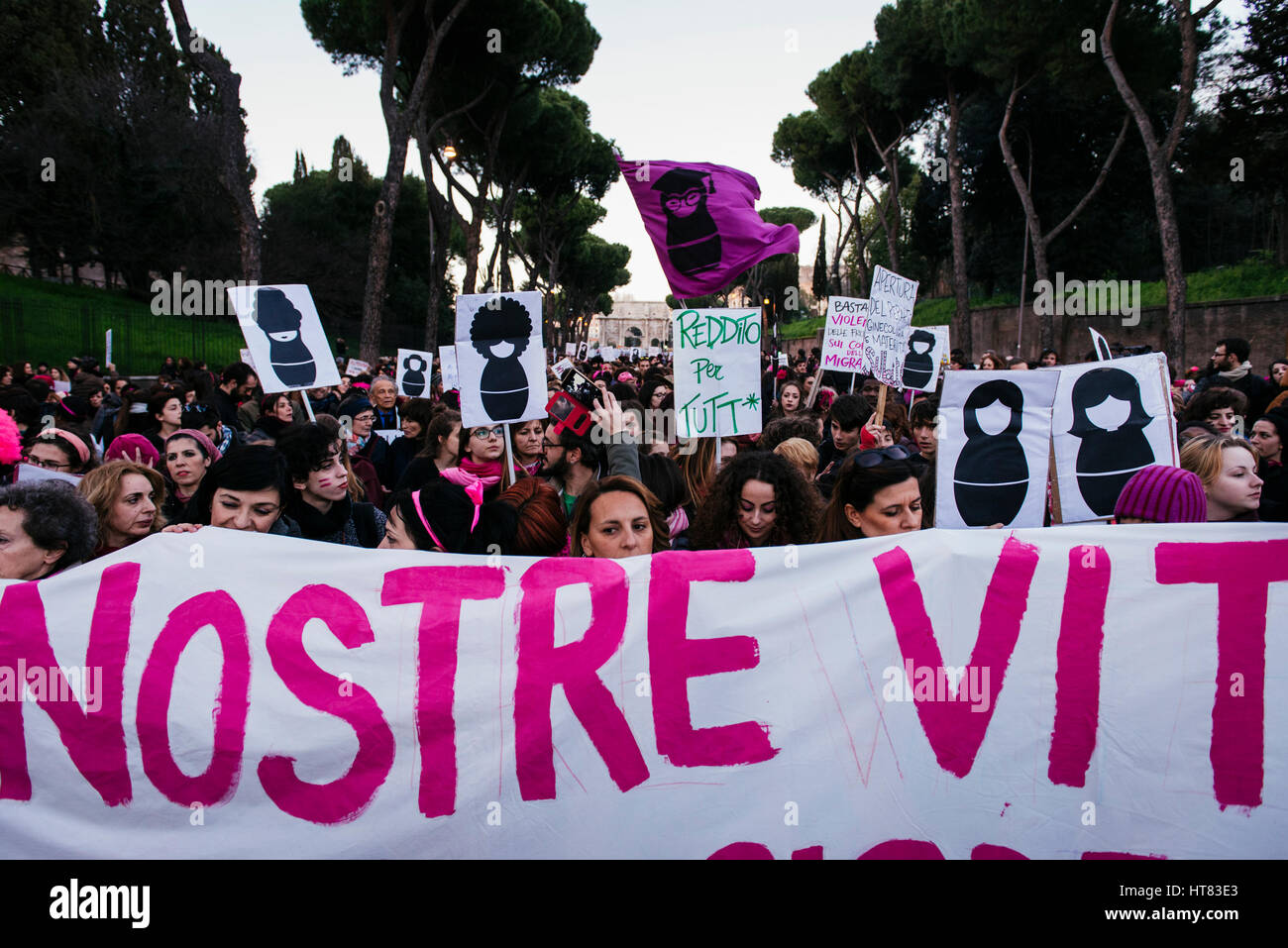 Rome, Italie. 05Th Mar, 2017. La femme s'occupe à la célébration de la Journée de la femme à Rome, Italie. Dans le monde entier la Journée internationale de la femme est célébrée avec de nombreux événements. Credit : Jacopo Landi/éveil/Alamy Live News Banque D'Images