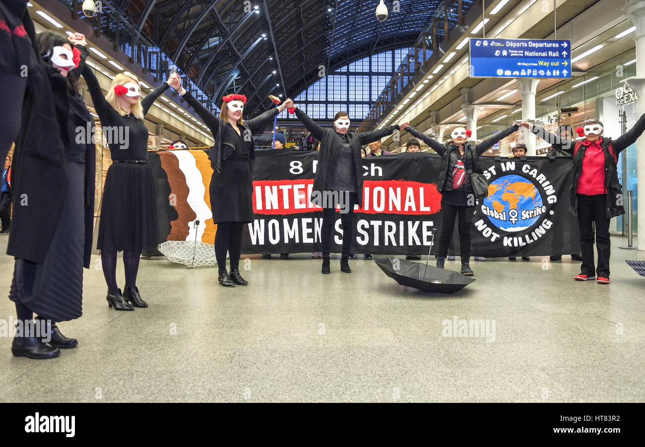 Londres, Royaume-Uni. Mar 8, 2017. Les femmes de protester contre la grève des femmes du groupe UK et les féministes polonaises protester à St Pancras pour protester contre la violence, la pauvreté, la discrimination, l'exploitation à l'égard des femmes. Ils ont pris le temps de travail rémunéré pour protester. Credit : claire doherty/Alamy Live News Banque D'Images