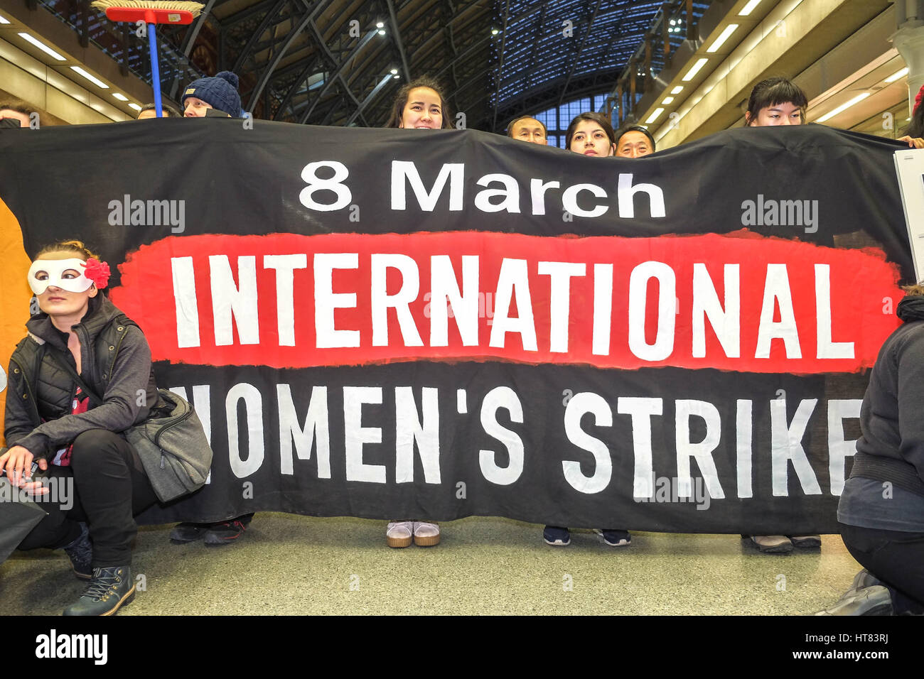 Londres, Royaume-Uni. Mar 8, 2017. Les femmes de protester contre la grève des femmes du groupe UK et les féministes polonaises protester à St Pancras pour protester contre la violence, la pauvreté, la discrimination, l'exploitation à l'égard des femmes. Ils ont pris le temps de travail rémunéré pour protester. Credit : claire doherty/Alamy Live News Banque D'Images