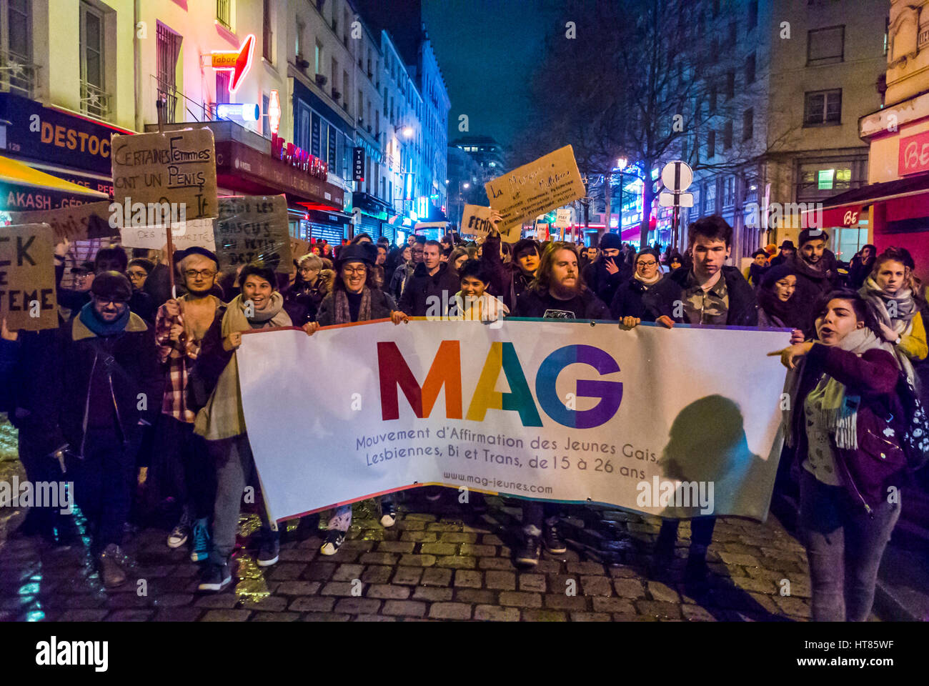 Paris, France. 8 mars, manifestation, Journée internationale pour les droits des femmes, foule nombreuse, marche, journée internationale des femmes, activiste des jeunes lgbt, jeune activisme, femmes soutiennent les femmes, manifestation LGBTQ, 8 mars Banque D'Images