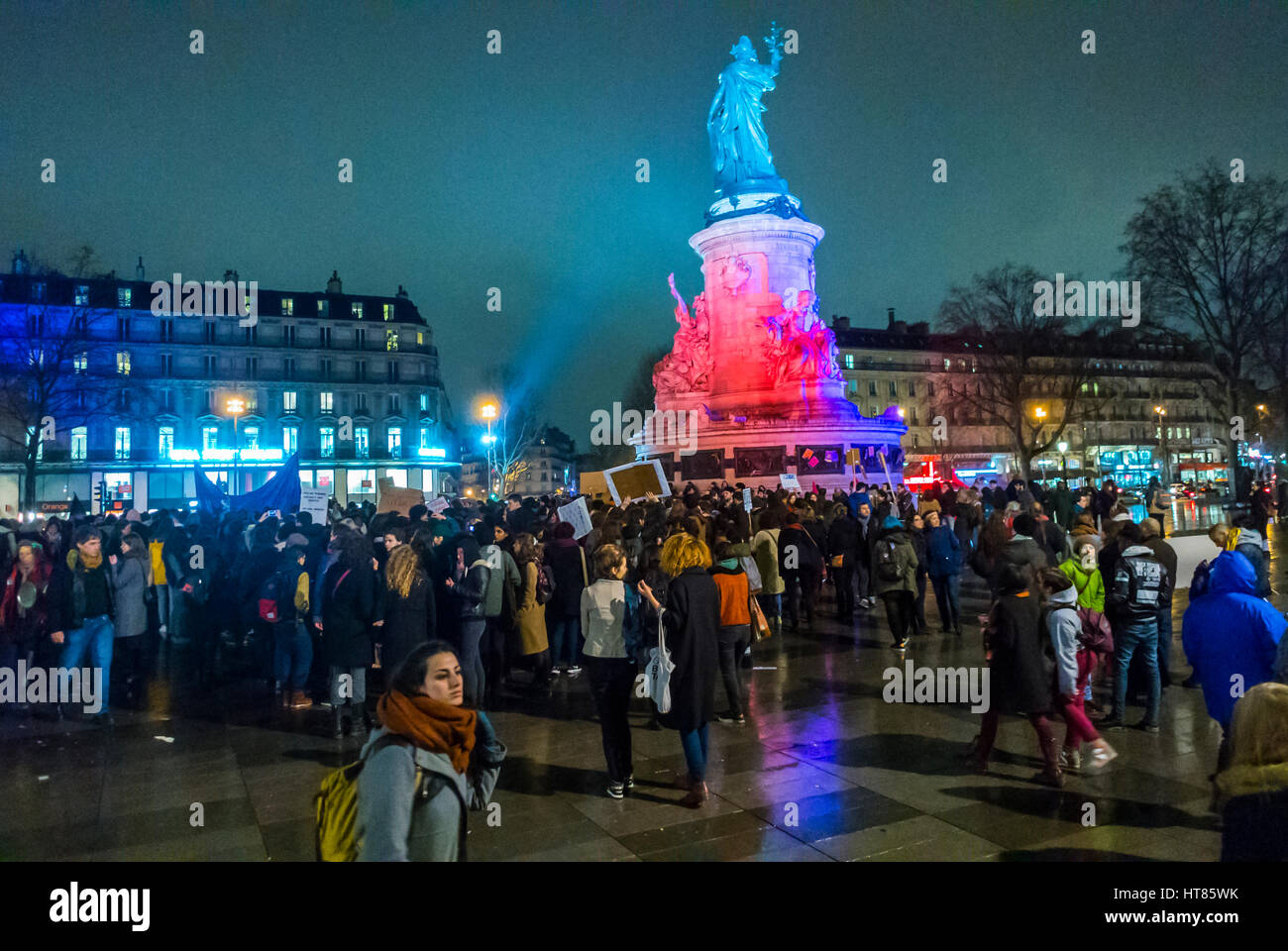 Paris, France.8 mars.Paris, France, manifestation, Journée internationale des droits des femmes, scène de foule de nuit, manifestation de nuit des femmes, protestation contre les droits des femmes, égalité des femmes, activisme des femmes Banque D'Images