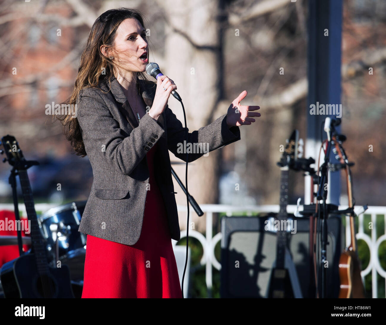 Columbus, États-Unis. 05Th Mar, 2017. Colomb City Councilwoman Elizabeth Brown s'adresse à la foule à l'une journée sans une femme Rally à Columbus, Ohio. Columbus, Ohio, USA. Credit : Brent Clark/Alamy Live News Banque D'Images