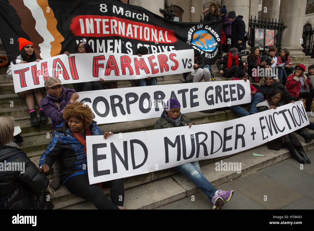 Londres, Royaume-Uni. Mar 8, 2017. Les femmes de Grève mondiale des femmes et la grève des femmes UK protester en solidarité avec les agriculteurs thaïlandais à l'extérieur de l'île de Saint Martin dans l'église de champs lors de la Journée internationale des femmes et dans le cadre d'une grève internationale des femmes. Les agriculteurs thaïlandais appartenant à la Fédération paysanne du sud de la Thaïlande risquent leur vie pour défendre leur terre et l'eau de l'accaparement des terres. Credit : Mark Kerrison/Alamy Live News Banque D'Images