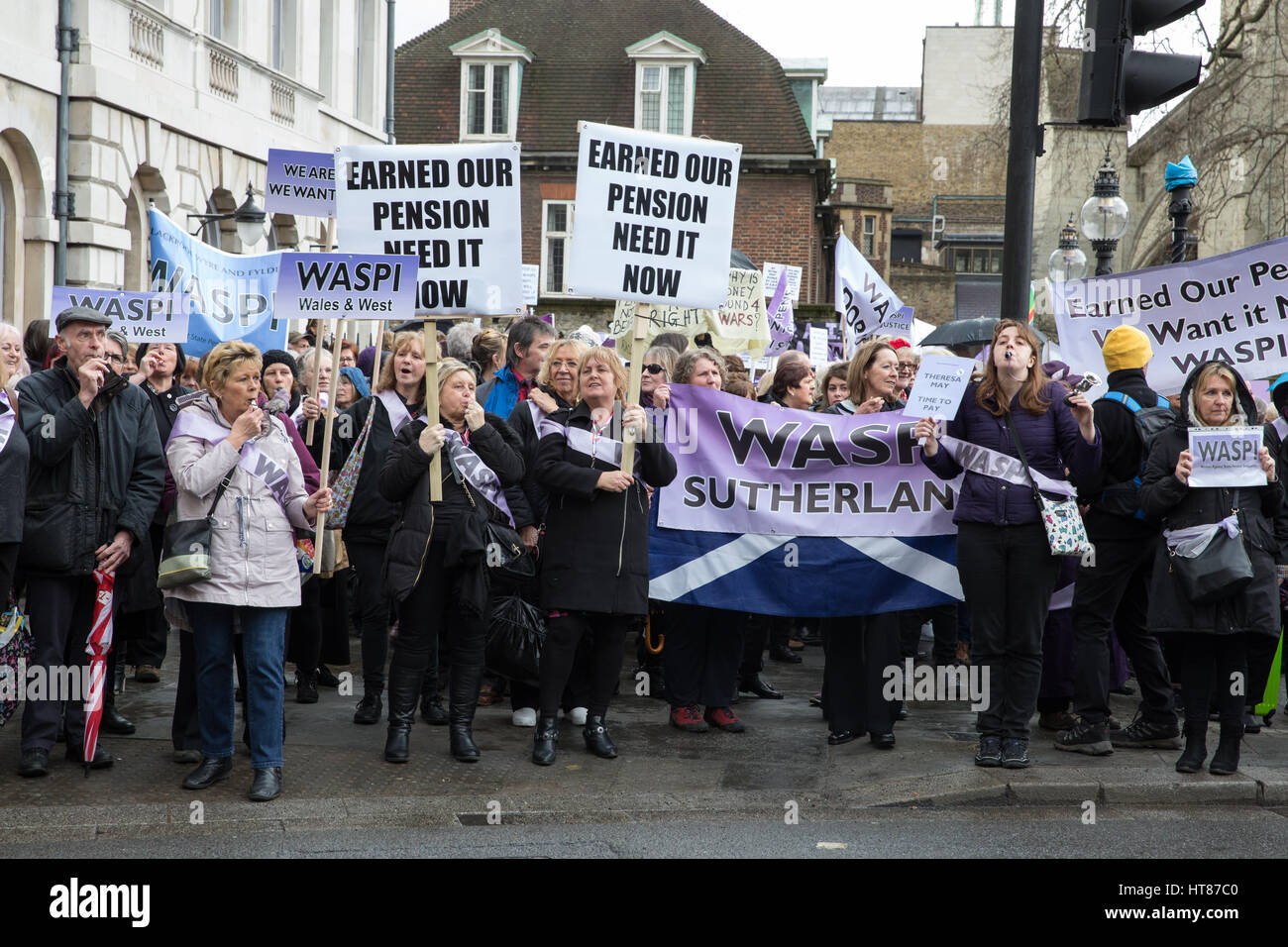 Londres, Royaume-Uni. 8 mars, 2017. Les femmes contre des militants du Pension d'état d'inégalité (WASPI) manifestation devant le Parlement le jour du budget et la Journée internationale de la femme contre les changements à l'âge de la retraite imposé sur les femmes nées dans les années 1950 et, en particulier, par l'absence d'informations fournies en ce qui concerne leurs pensions de l'Etat. Credit : Mark Kerrison/Alamy Live News Banque D'Images