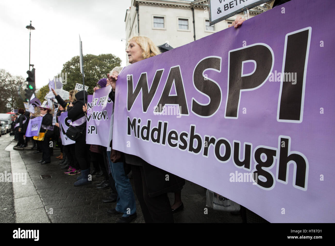 Londres, Royaume-Uni. 8 mars, 2017. Les femmes contre des militants du Pension d'état d'inégalité (WASPI) manifestation devant le Parlement le jour du budget et la Journée internationale de la femme contre les changements à l'âge de la retraite imposé sur les femmes nées dans les années 1950 et, en particulier, par l'absence d'informations fournies en ce qui concerne leurs pensions de l'Etat. Credit : Mark Kerrison/Alamy Live News Banque D'Images