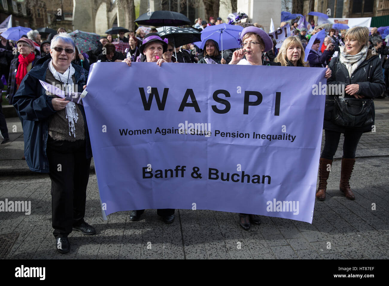 Londres, Royaume-Uni. 8 mars, 2017. Les femmes contre des militants du Pension d'état d'inégalité (WASPI) manifestation devant le Parlement le jour du budget et la Journée internationale de la femme contre les changements à l'âge de la retraite imposé sur les femmes nées dans les années 1950 et, en particulier, par l'absence d'informations fournies en ce qui concerne leurs pensions de l'Etat. Credit : Mark Kerrison/Alamy Live News Banque D'Images