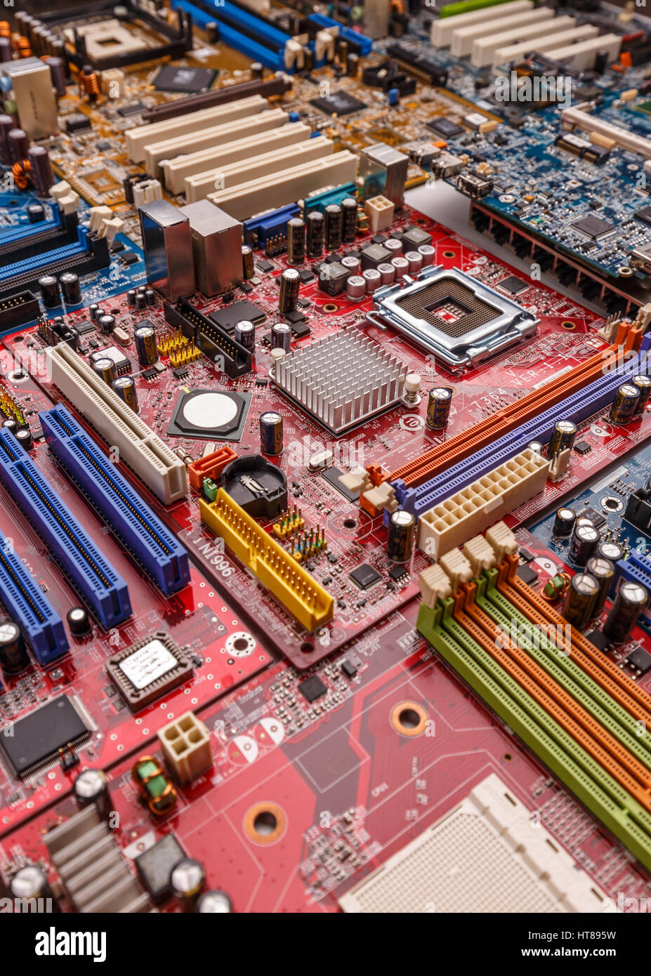 Détail d'un circuit imprimé électronique avec de nombreux composants électriques Banque D'Images