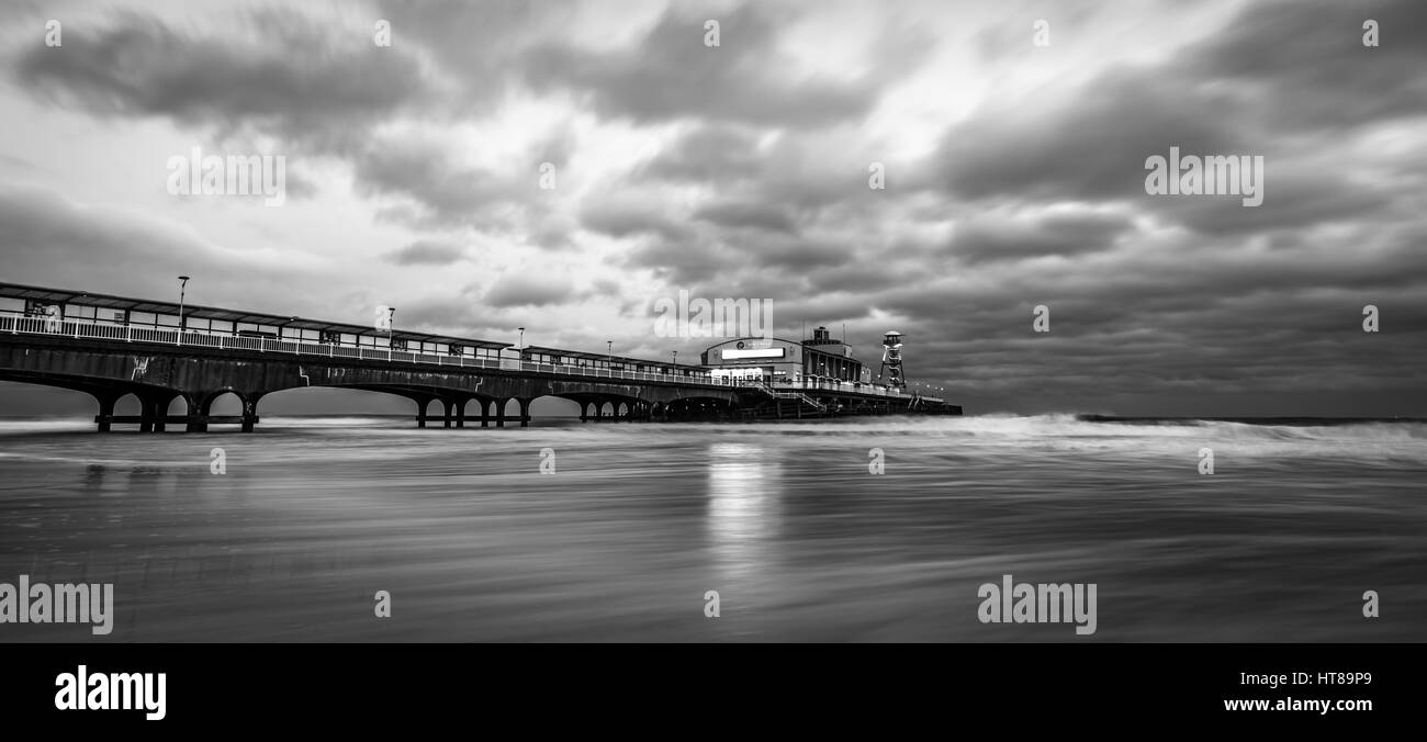 La jetée de Bournemouth en monochrome Banque D'Images