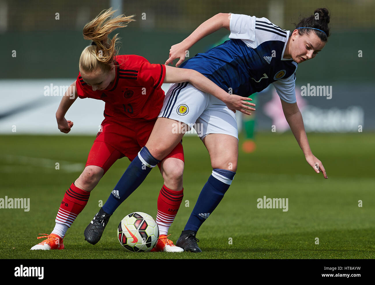 Tanja Pawollek d'Allemagne L et Ellis Dalgliesh est en compétition pour la balle durant le match amical entre l'Allemagne U19 Femmes Femmes contre l'Ecosse à La Manga Club sur le 07 mars, 2017 à la Manga Club, Espagne. (Photo bySergio Lopez/Pacific Press) Banque D'Images