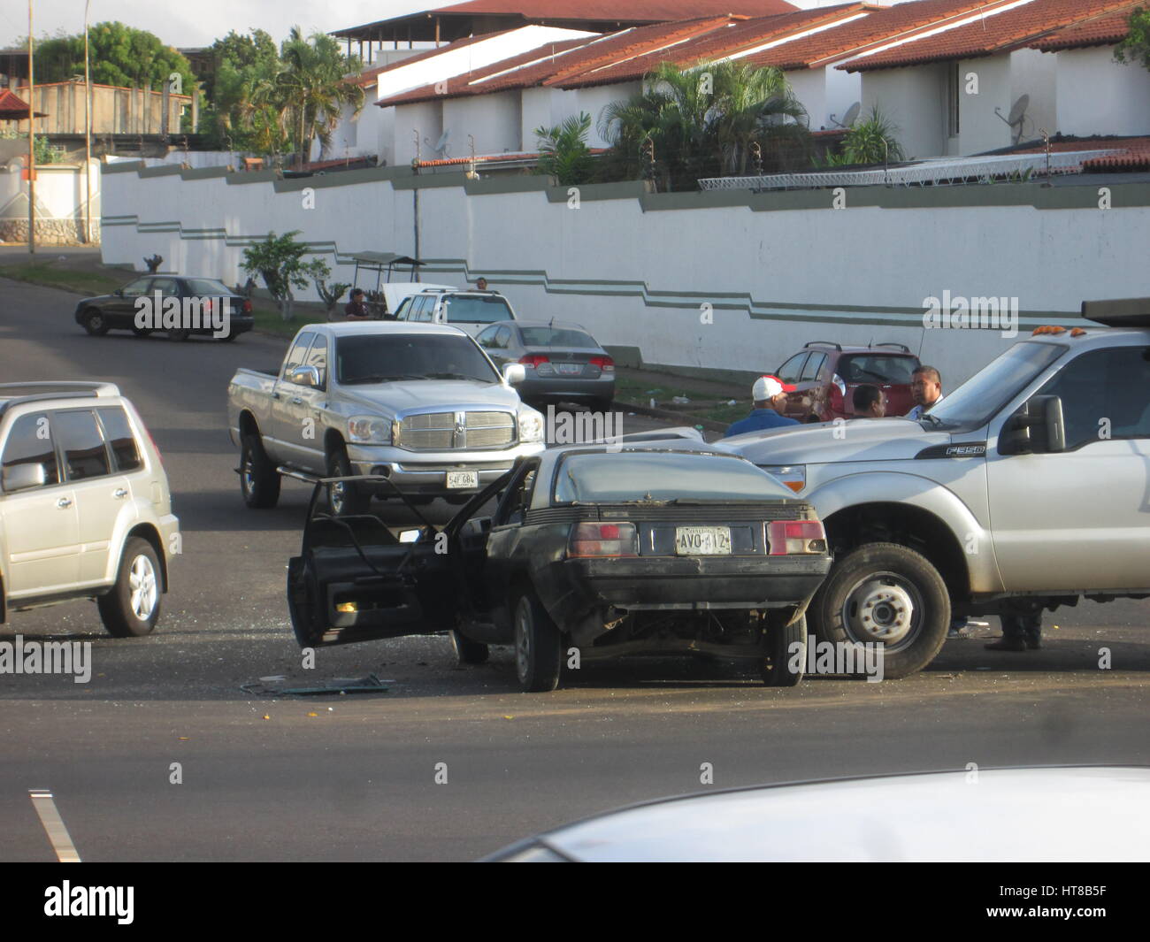 Accident de voiture typique au Venezuela. Renault fuego et Ford F350 Banque D'Images