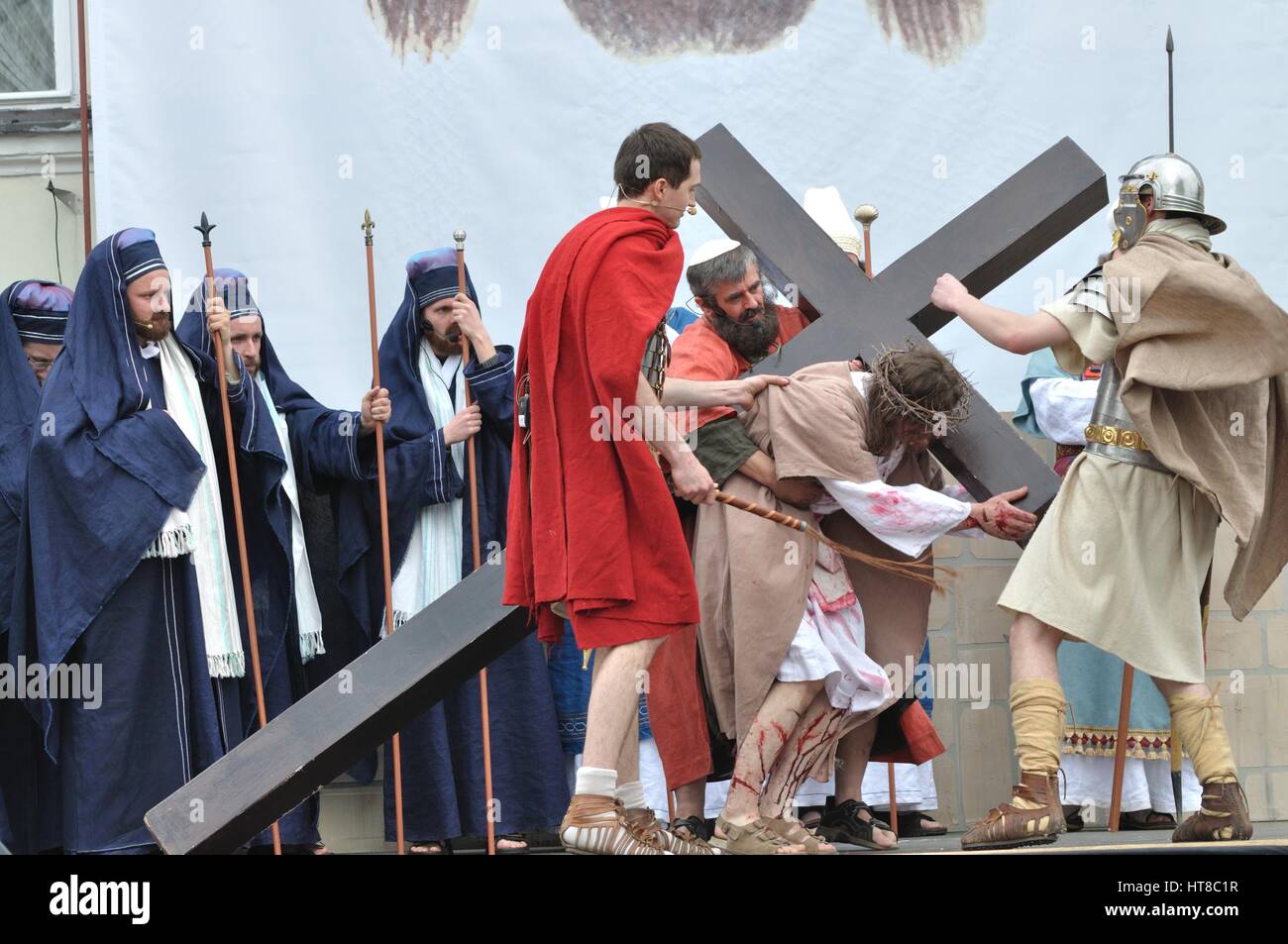 Jésus portant sa croix, sur le chemin de sa crucifixion, au cours de spectacles de rue le mystère de la Passion. Banque D'Images