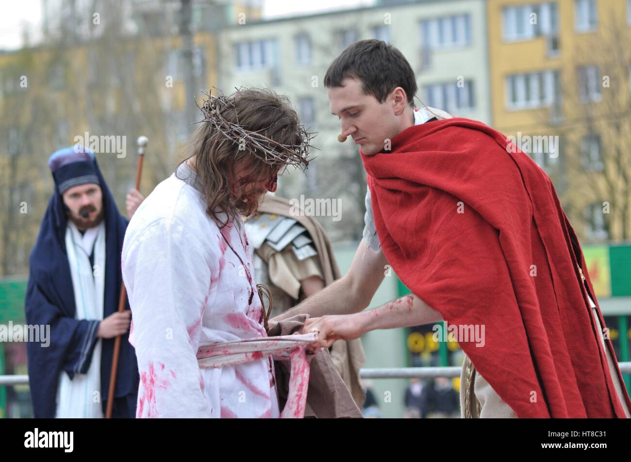 Les acteurs reproduisant la crucifixion de Jésus Christ, au cours de spectacles de rue le mystère de la Passion. Banque D'Images