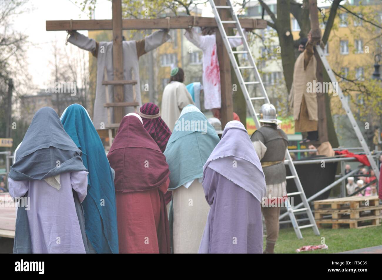 Les acteurs reproduisant la crucifixion de Jésus Christ, au cours de spectacles de rue le mystère de la Passion. Banque D'Images