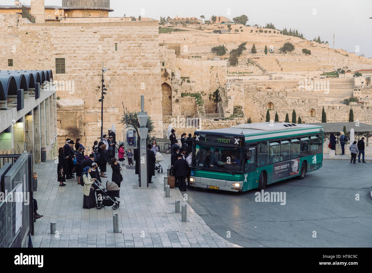 Israël , Jérusalem , bus Egged bendy coach - Société Coopérative de transport israéliennes près de mur de l'Ouest Banque D'Images