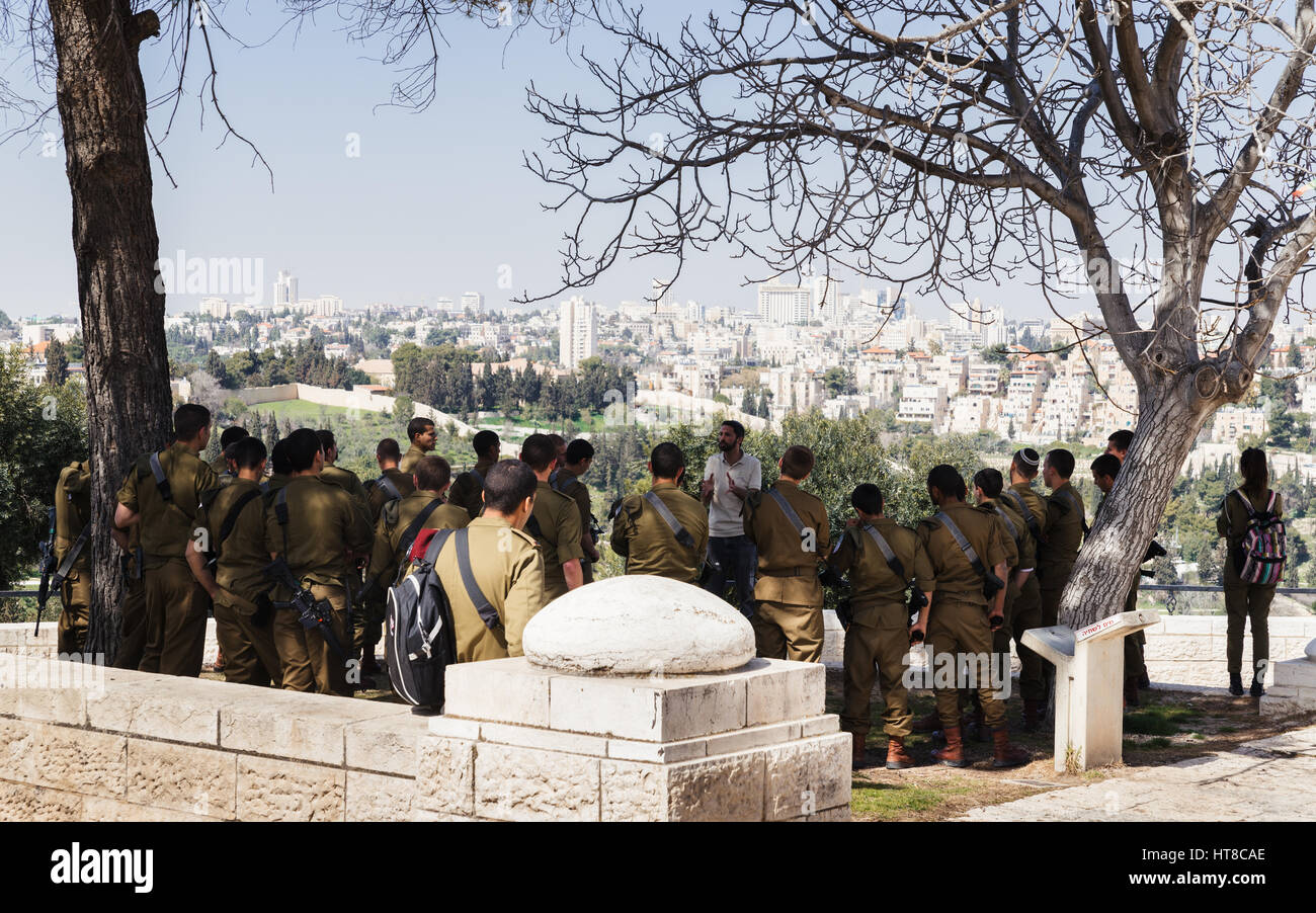 Les soldats israéliens à une excursion dans l'Armon Hanatziv promenade, Jérusalem. Jérusalem - la vieille ville qui attire de nombreux touristes Banque D'Images