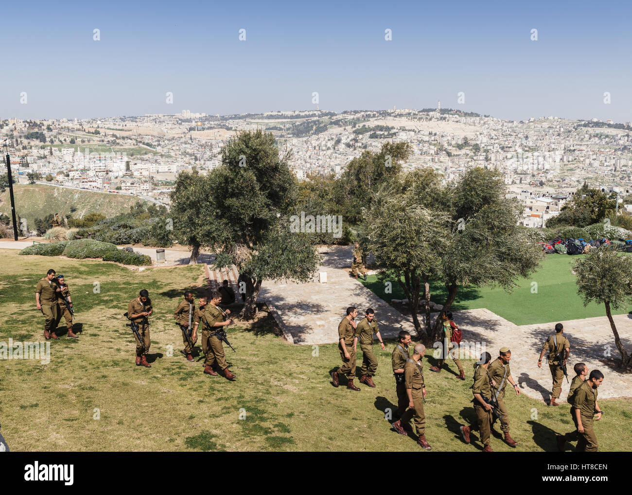 Les soldats israéliens à une excursion dans l'Armon Hanatziv promenade, Jérusalem. Jérusalem - la vieille ville qui attire de nombreux touristes Banque D'Images