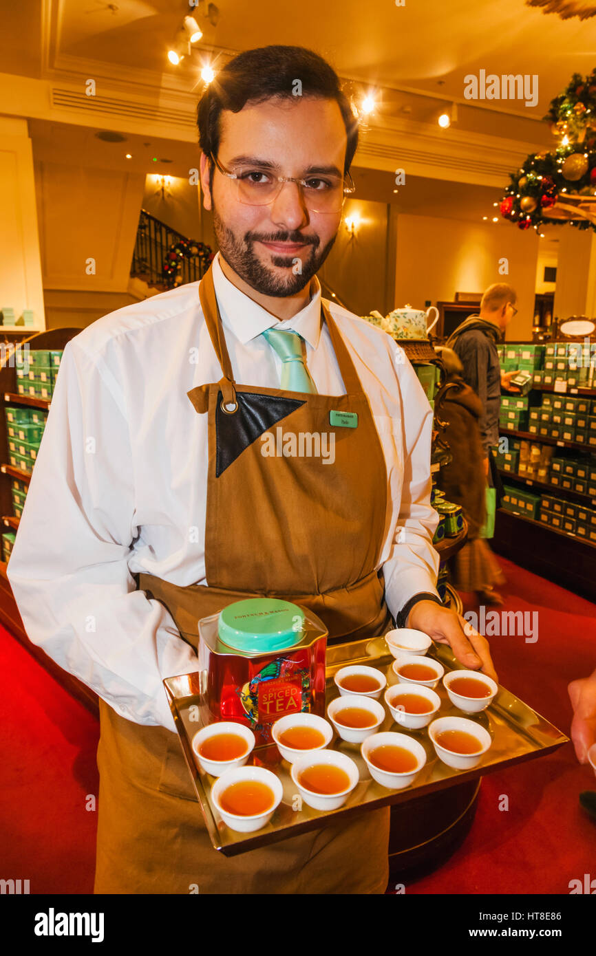 L'Angleterre, Londres, Piccadilly, Fortnum & Mason, Store Sales Assistant proposant gratuitement des échantillons de thé Banque D'Images