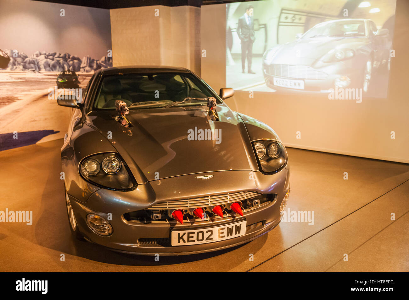 L'Angleterre, Londres, Covent Garden, London Film Museum, Aston Martin V12 Vanquish Voiture du film de James Bond Meurs un autre jour daté de 2002 Banque D'Images