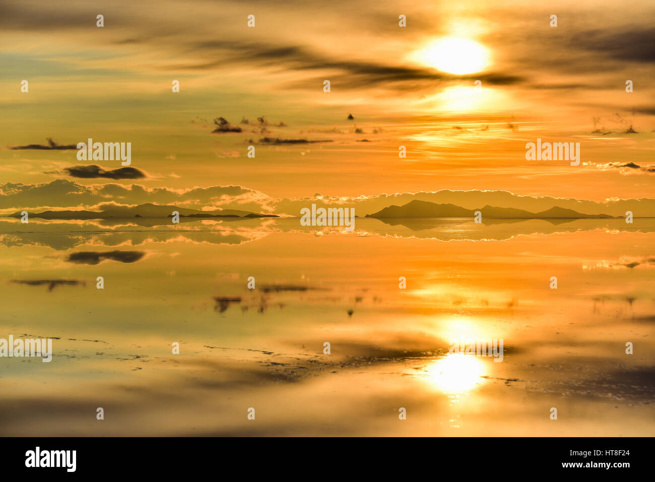 Coucher du soleil, les montagnes avec reflet dans le lac, l'eau a inondé salt lake, Salar de Uyuni, Altiplano, Bolivie Banque D'Images