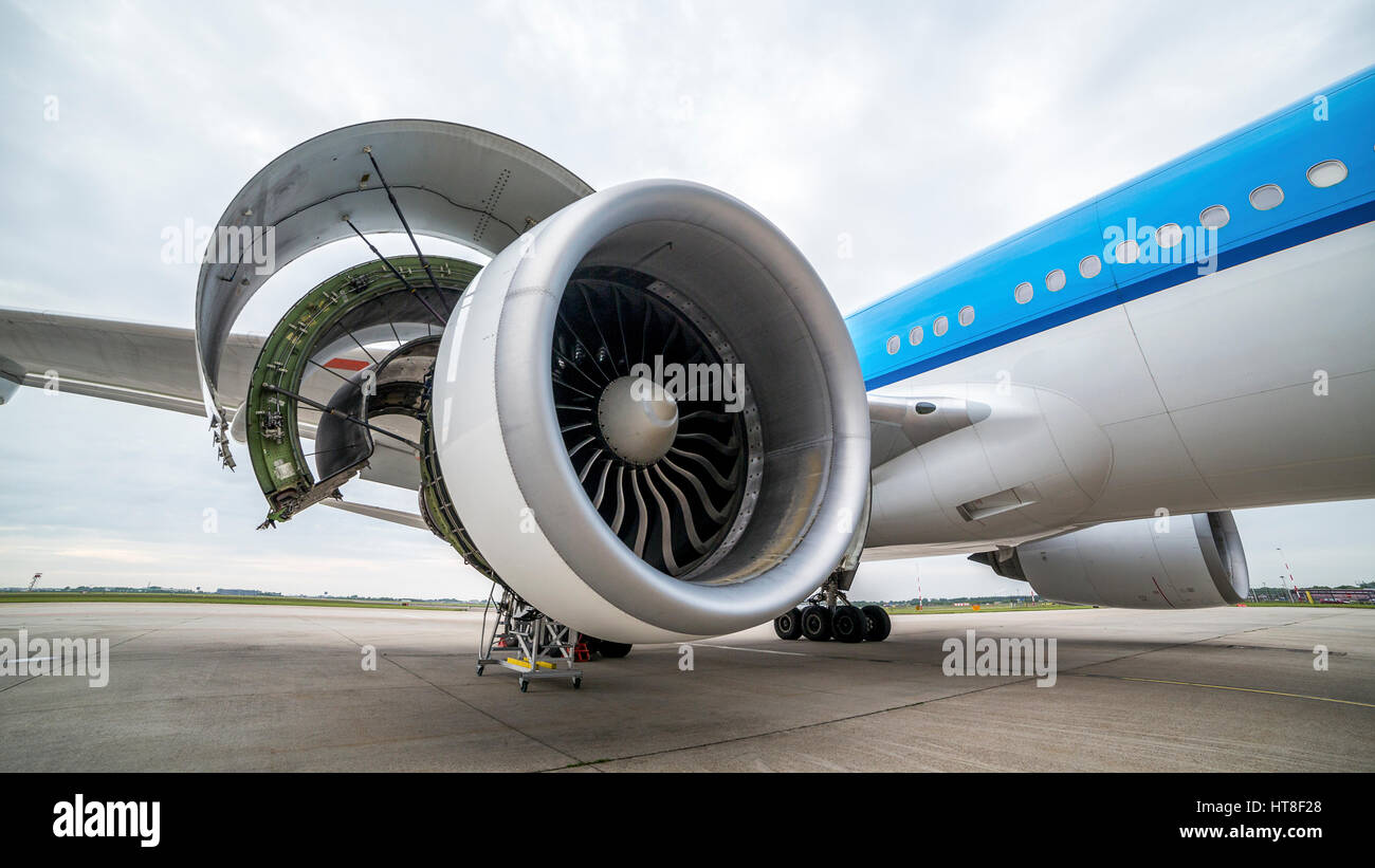 Vue latérale du moteur de l'avion pendant l'entretien, l'aéroport de Schiphol, Amsterdam, Pays-Bas Banque D'Images