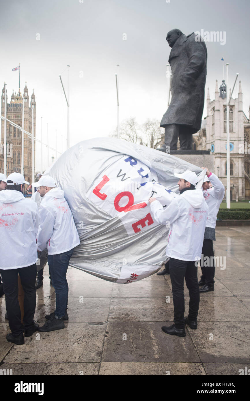 La Journée internationale des femmes manifestation à Westminster, avec WASPI (Femmes contre l'injustice de l'Etat) de tous les coins du royaume. Les garçons de faire son sourire donné libre roses rouges pour les femmes à la place du Parlement. De substain la fédération féminisme, ils ont grillé un ballon pour célébrer la journée. (Photo par Alberto Pezzali / Pacific Press) Banque D'Images