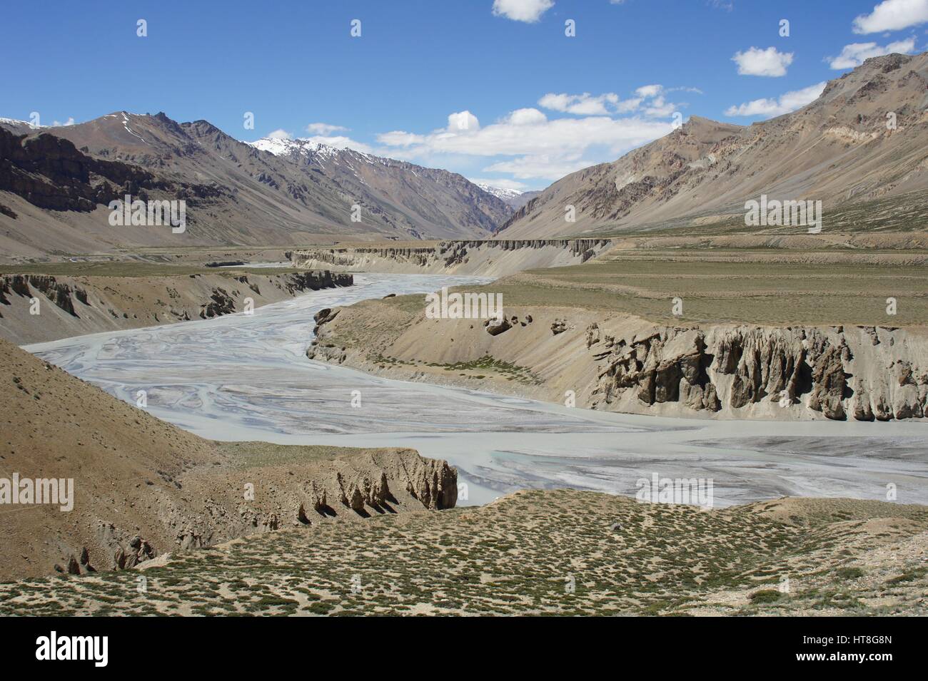 La rivière Tsarap melt-l'eau et de sa source au Cachemire, entre Sarchu et Pang. Banque D'Images