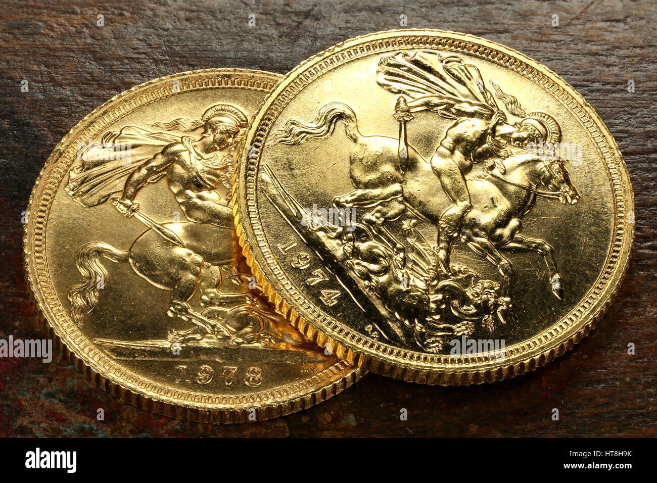 Souverain britannique des pièces d'or sur fond de bois rustique Banque D'Images