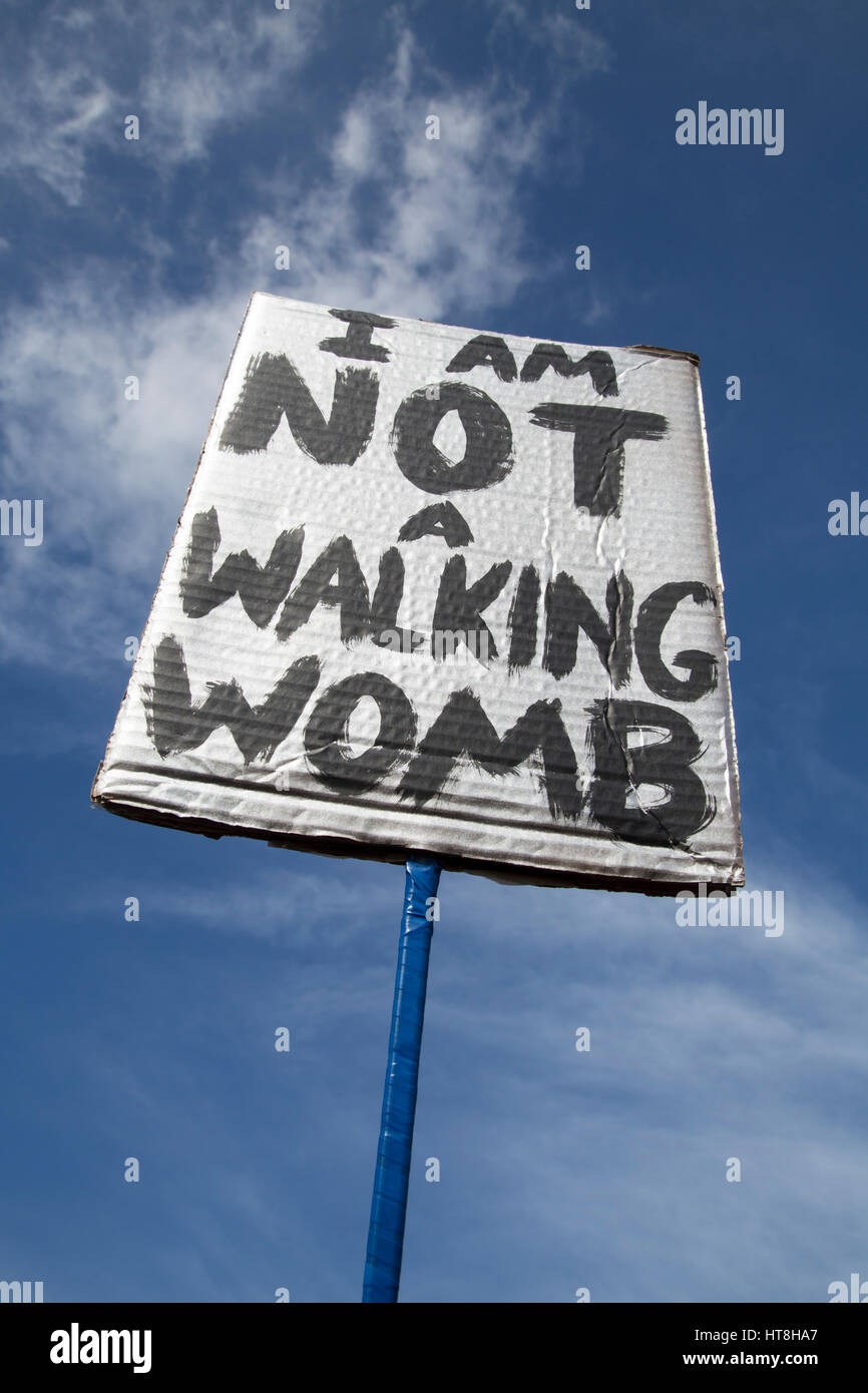 Des pancartes de protestation à abroger la 8e manifestation dans la ville de Dublin, Irlande. Banque D'Images